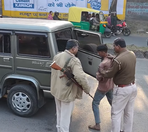 चाकू लहराकर इलाके में दहशत फैलाता था युवक, दुकानदारों और राहगीरों को लंबे समय से करता रहा डराने-धमकाने का खेल