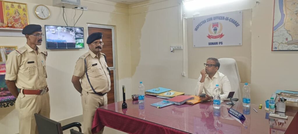 रात 11 बजे SSP का सोनारी थाना पर औचक निरीक्षण, अपराधियों पर सख्ती के दिए निर्देश रात 11 बजे SSP का सोनारी थाना पर औचक निरीक्षण, अपराधियों पर सख्ती के दिए निर्देश