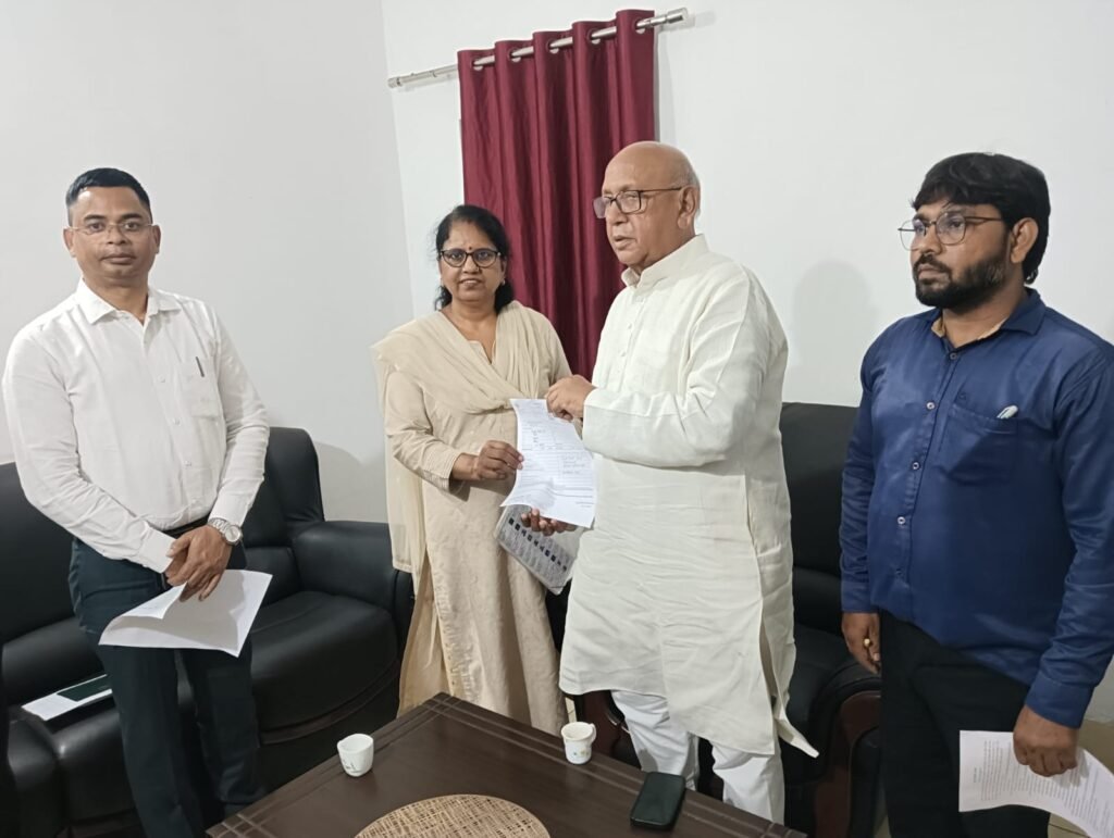 SIR-2026 अभियान में जनप्रतिनिधियों की सक्रिय भागीदारी, विधायक सरयू राय और मंगल कालिंदी ने बीएलओ को सौंपा भरा हुआ गणना प्रपत्र SIR-2026 अभियान में जनप्रतिनिधियों की सक्रिय भागीदारी, विधायक सरयू राय और मंगल कालिंदी ने बीएलओ को सौंपा भरा हुआ गणना प्रपत्र