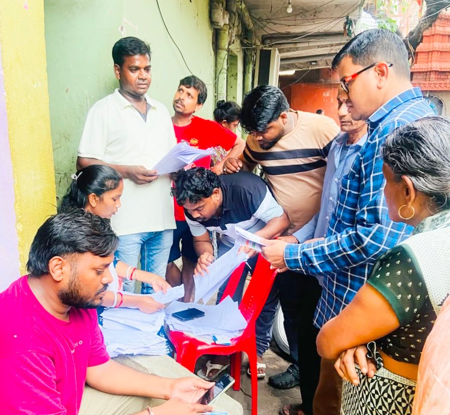 मतदाता जागरूकता अभियान में जुटे कांग्रेस नेता राकेश साहू, एसएसआर फॉर्म भरने और नाम जुड़वाने में की लोगों की मदद मतदाता जागरूकता अभियान में जुटे कांग्रेस नेता राकेश साहू, एसएसआर फॉर्म भरने और नाम जुड़वाने में की लोगों की मदद