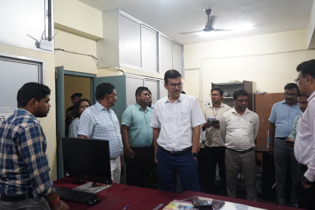 चाकुलिया दौरे पर उपायुक्त का सख्त संदेश, SIR-2026, राजस्व मामलों और विकास योजनाओं में तेजी चाकुलिया दौरे पर उपायुक्त का सख्त संदेश, SIR-2026, राजस्व मामलों और विकास योजनाओं में तेजी