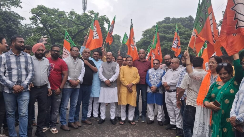 कांग्रेस के दोहरे रवैए के विरोध में भाजपा का हल्ला बोल, जमशेदपुर में राहुल गांधी का पुतला दहन कांग्रेस के दोहरे रवैए के विरोध में भाजपा का हल्ला बोल, जमशेदपुर में राहुल गांधी का पुतला दहन